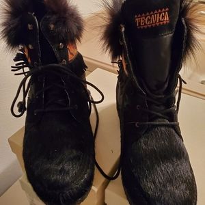 BOOTS TECHNICA SNOW Womens Black Fur Exterior with Sherpa Lining. Like new.